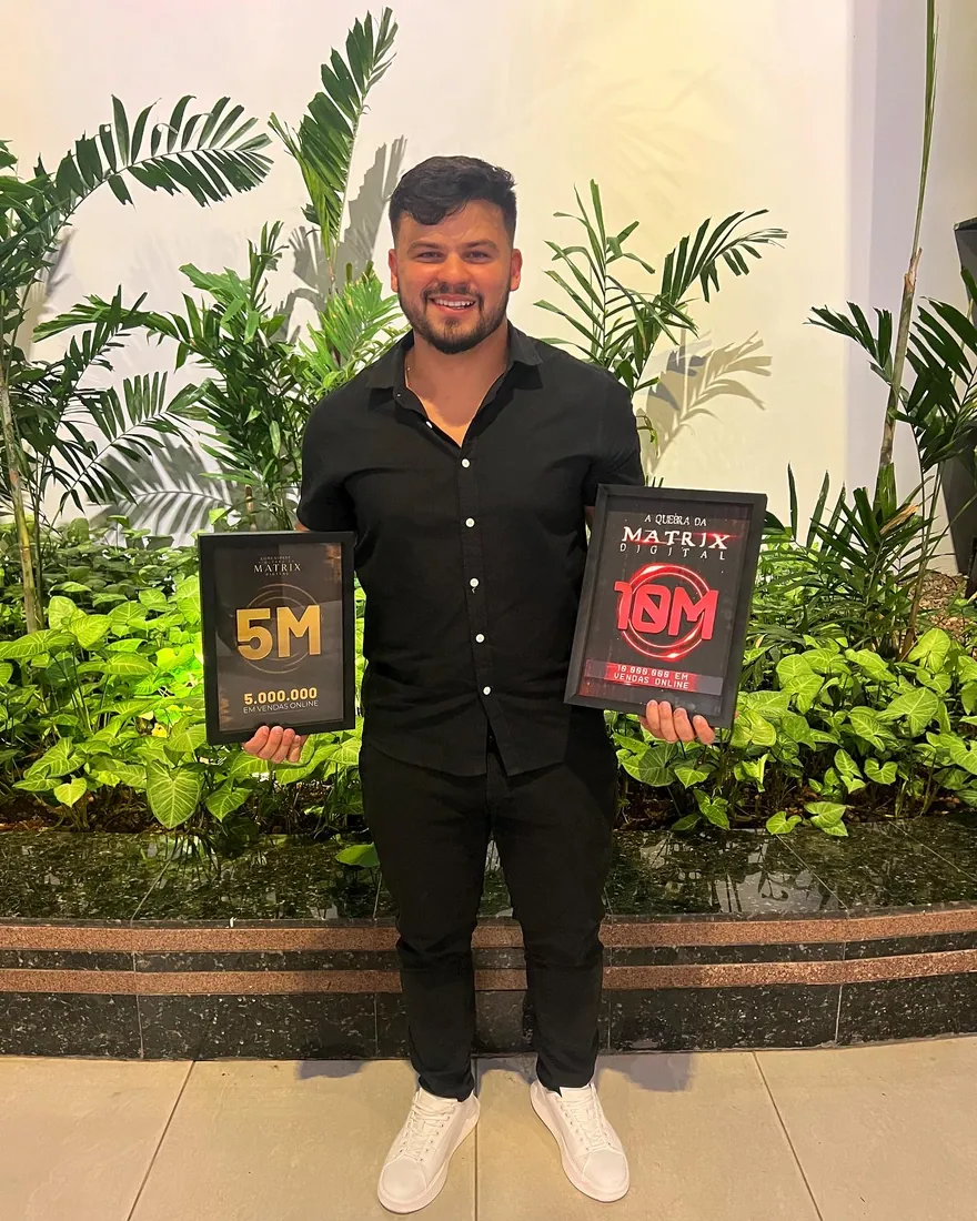 Wallace Nobre segurando placas de 5M e 10M em vendas online